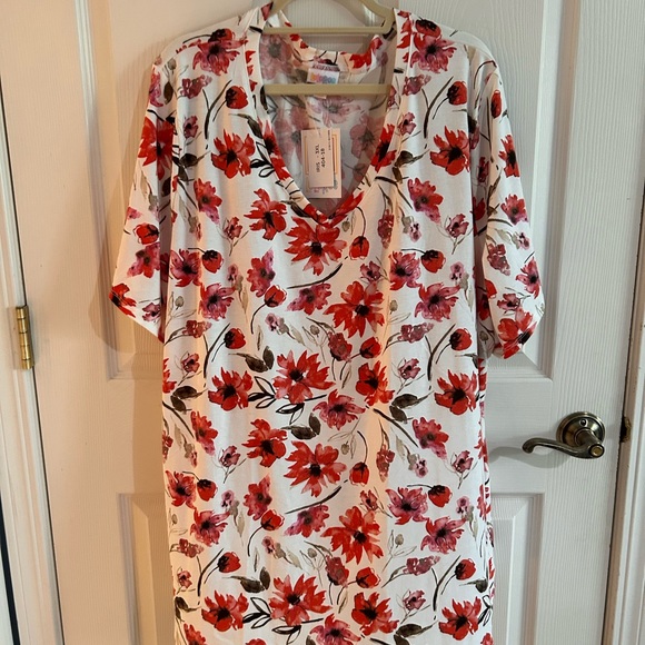 LuLaRoe Tops - LuLaRoe “Iris” Floral Short Sleeve Tee - Red and White
